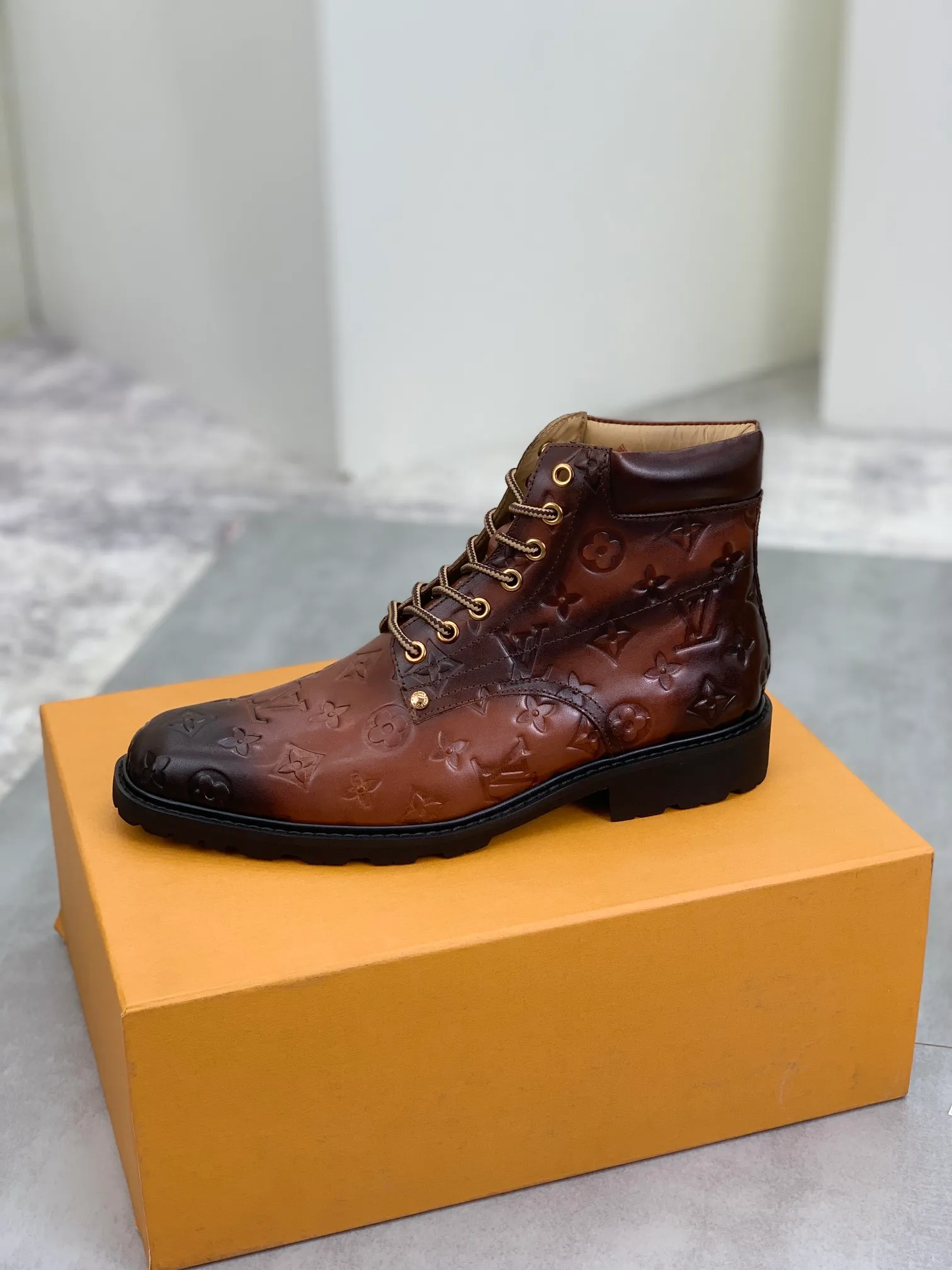 Men's shoes 💰P600 💰【New】🆘Water-dyed cow lining LV Louis Vuitton business high-top leather shoes, made of original imported Italian 🇮🇹 selected calfskin, full cowhide lining, carefully handmade by professional shoemakers, the original version is specially designed for wear-resistant outsole. Standard code: 38-44 3⃣️color🉑️select